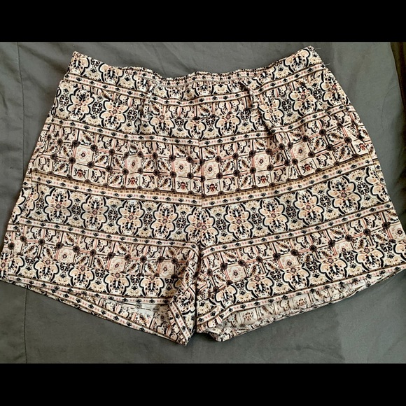 Dressy pattern shorts! Size medium - Picture 1 of 1